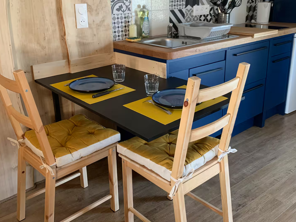 table à manger avec deux chaises