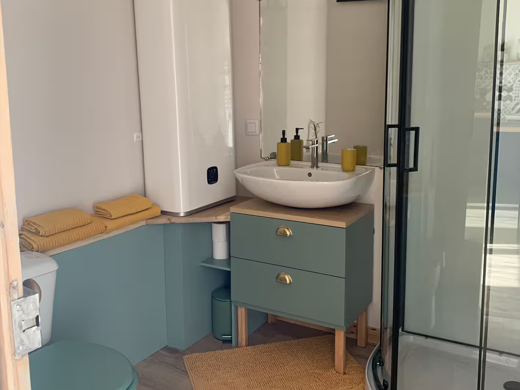 salle d'eau au couleur verte et jaune