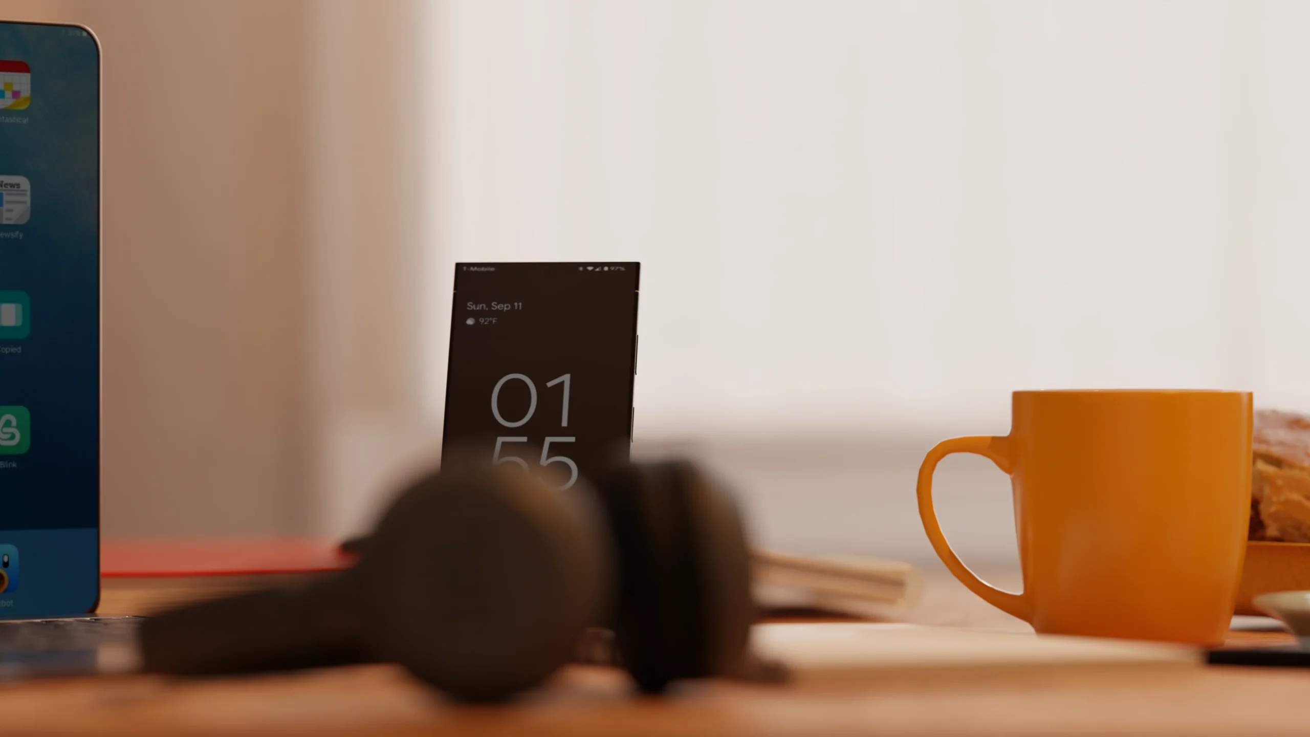 Rendu 3D d'un gros plan sur un bureau d'un studio étudiant