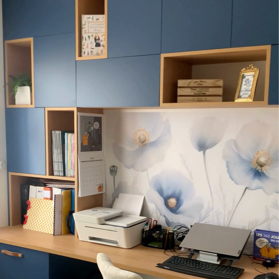 Bureau réalisé et posé de couleur bleu